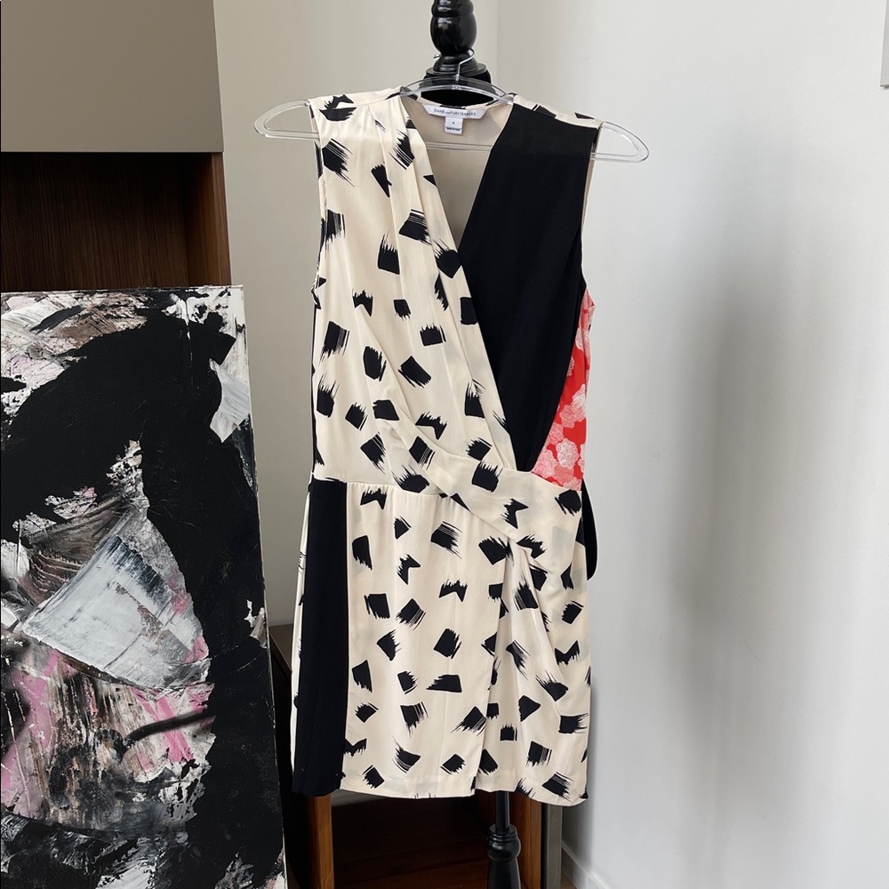 Diane Von Furstenberg size 6 smudge pattern dress